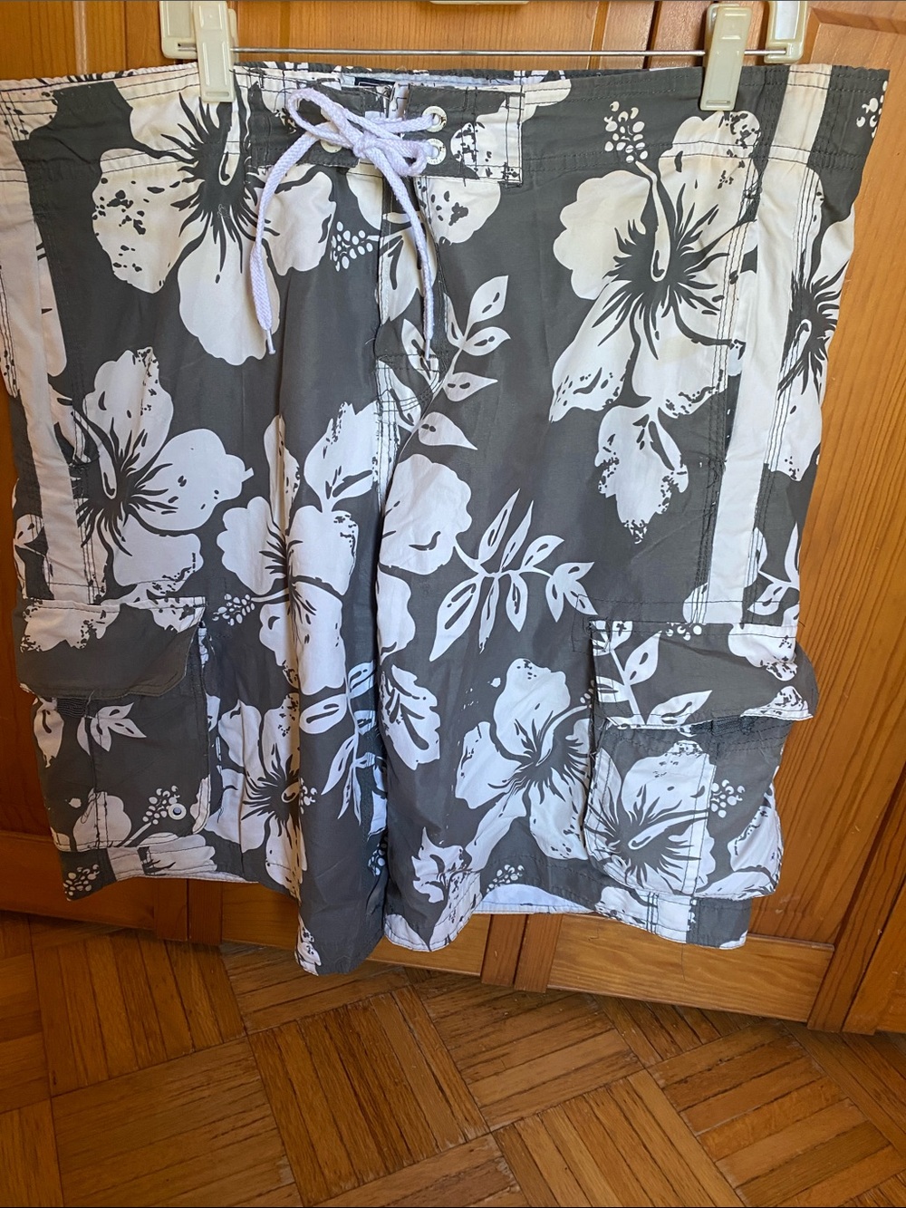 Men’s Gray & White Floral Swim Trunks (38-40)